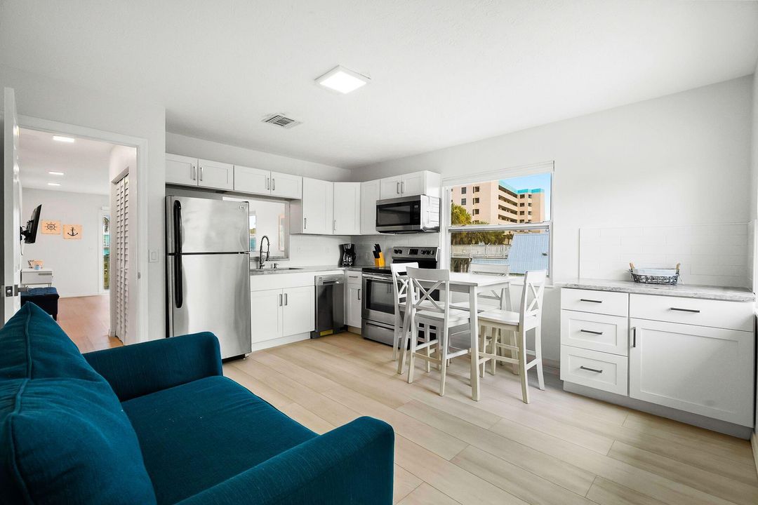 合同活跃: $1,500 (1 贝兹, 1 浴室, 800 平方英尺)