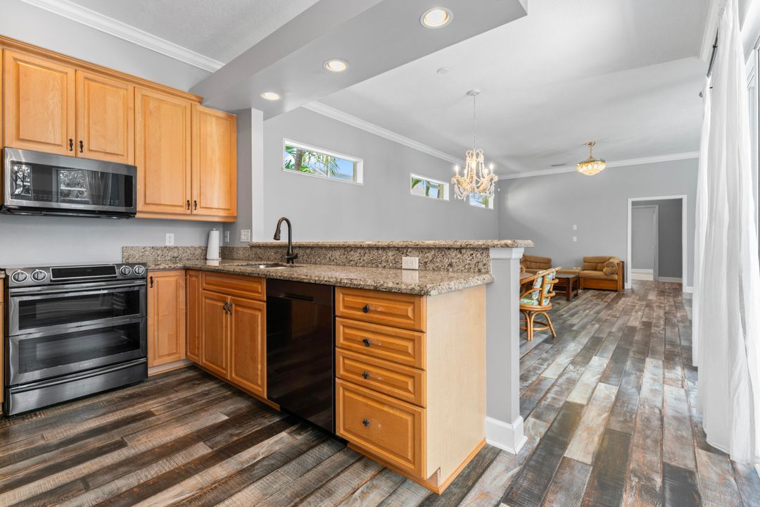 合同活跃: $485,000 (3 贝兹, 3 浴室, 1870 平方英尺)