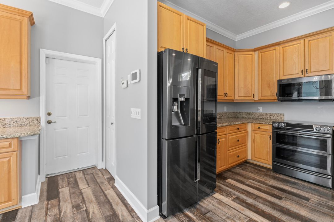 合同活跃: $485,000 (3 贝兹, 3 浴室, 1870 平方英尺)