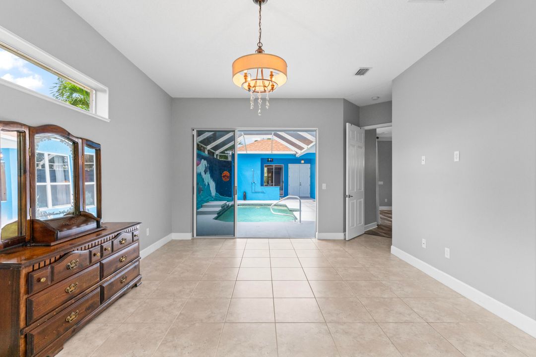 合同活跃: $485,000 (3 贝兹, 3 浴室, 1870 平方英尺)