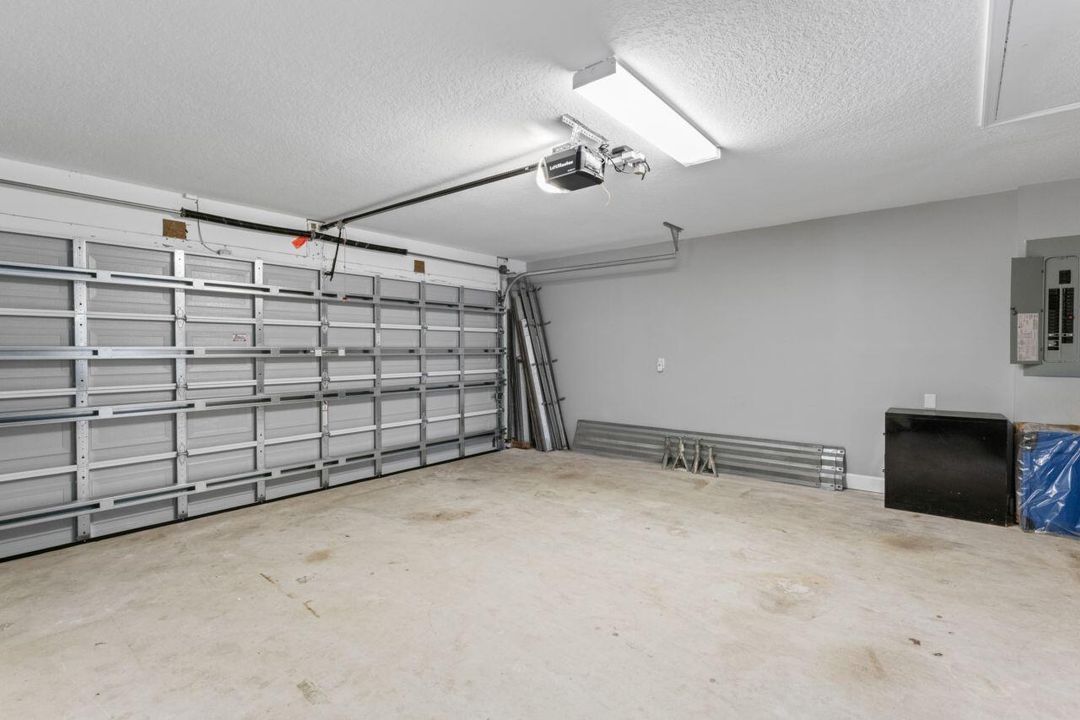 合同活跃: $485,000 (3 贝兹, 3 浴室, 1870 平方英尺)