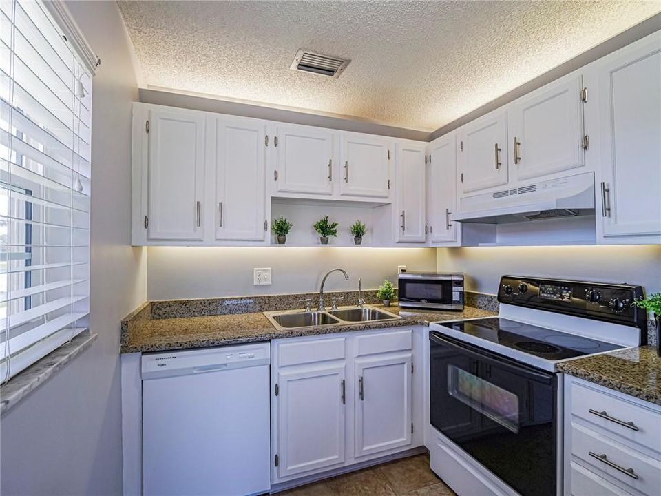 For Sale: $129,000 (1 beds, 1 baths, 934 Square Feet)