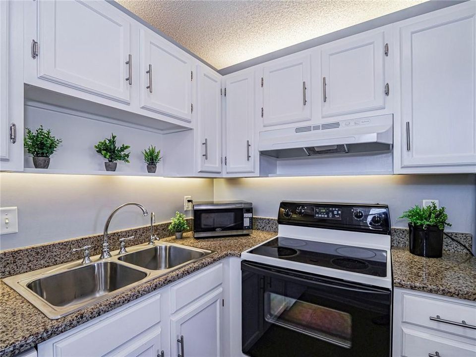 For Sale: $129,000 (1 beds, 1 baths, 934 Square Feet)