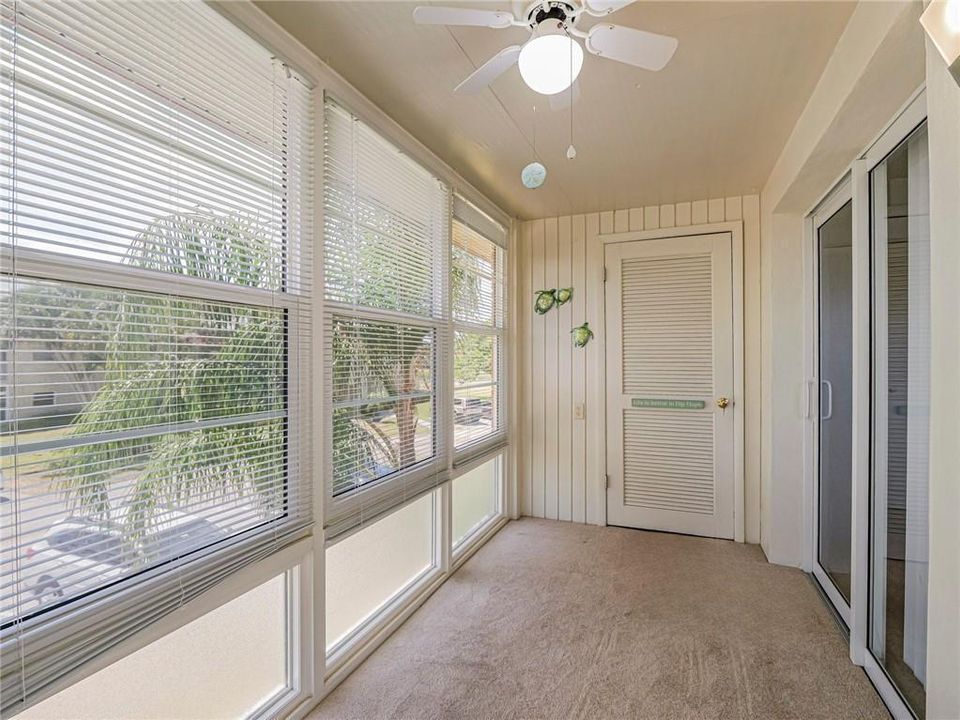 For Sale: $129,000 (1 beds, 1 baths, 934 Square Feet)