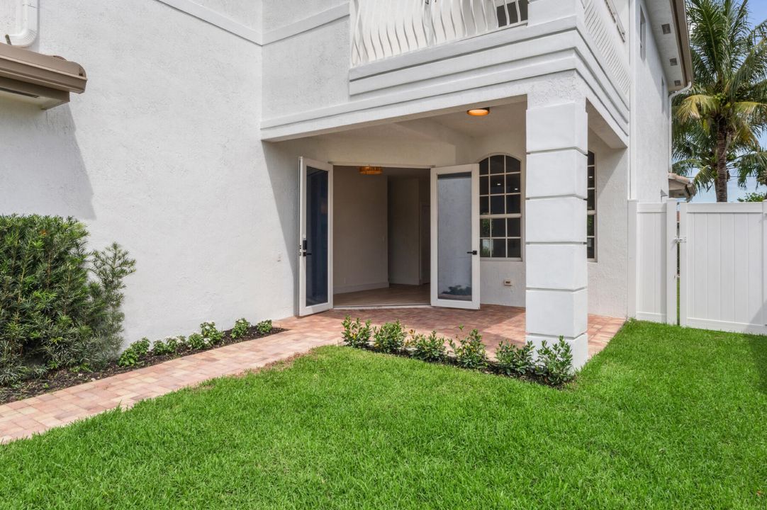 合同活跃: $1,549,000 (5 贝兹, 3 浴室, 2570 平方英尺)