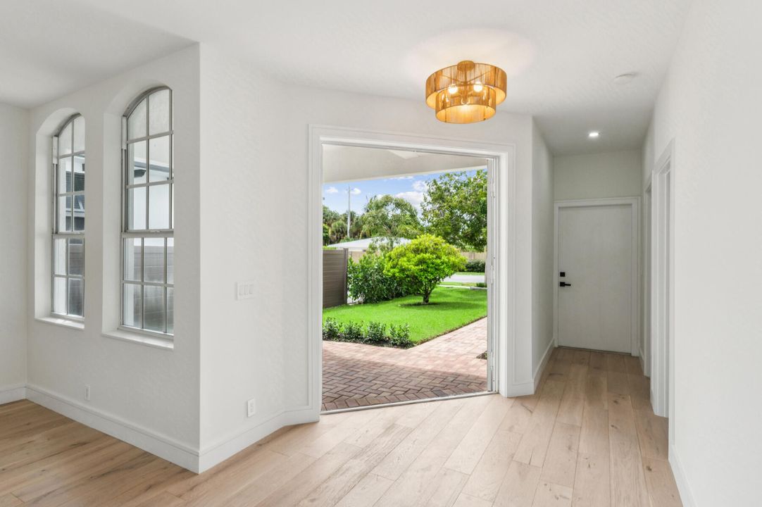 合同活跃: $1,549,000 (5 贝兹, 3 浴室, 2570 平方英尺)