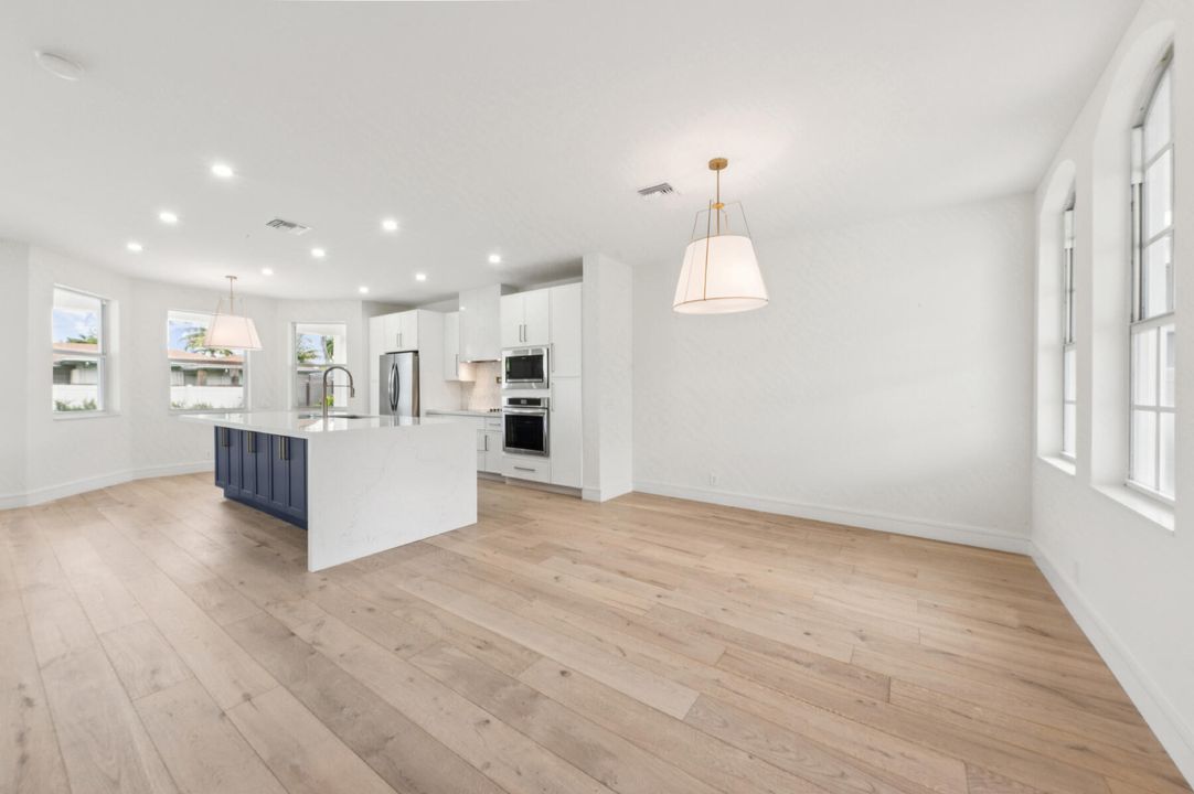 合同活跃: $1,549,000 (5 贝兹, 3 浴室, 2570 平方英尺)