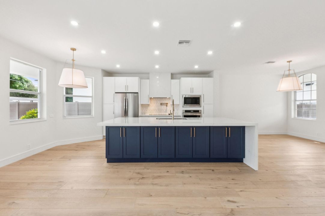 合同活跃: $1,549,000 (5 贝兹, 3 浴室, 2570 平方英尺)