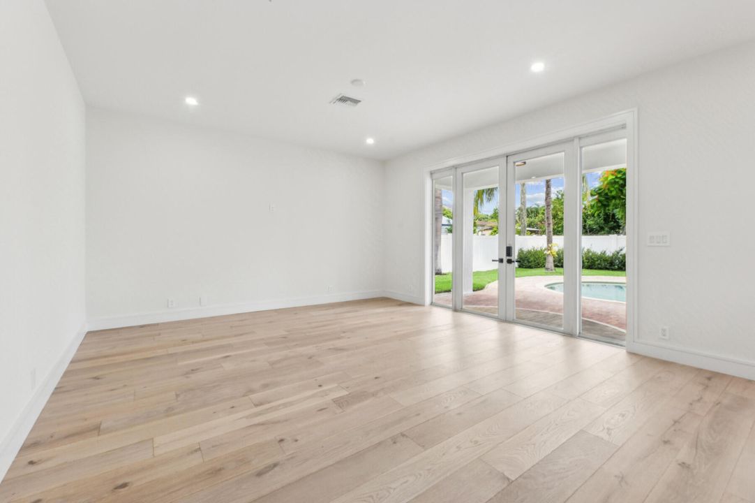 合同活跃: $1,549,000 (5 贝兹, 3 浴室, 2570 平方英尺)