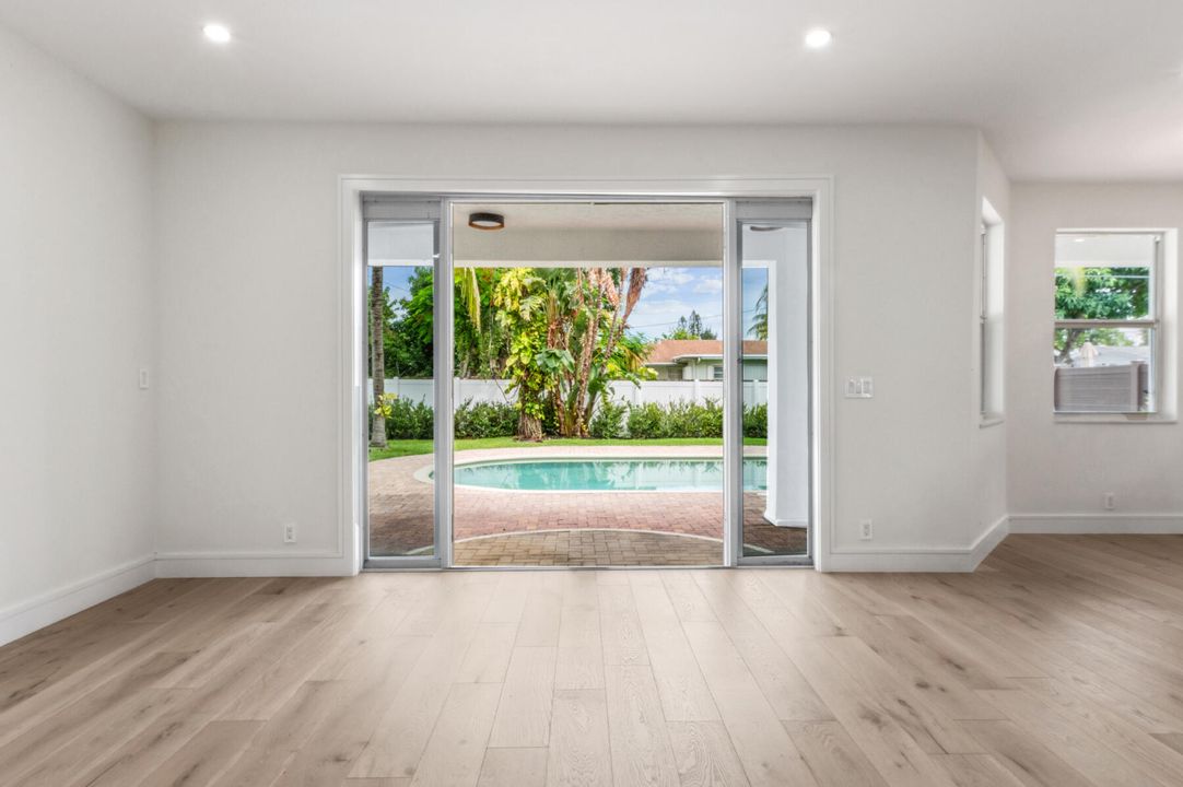 合同活跃: $1,549,000 (5 贝兹, 3 浴室, 2570 平方英尺)