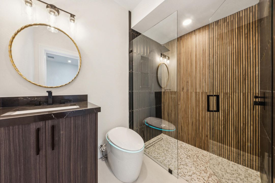 合同活跃: $1,549,000 (5 贝兹, 3 浴室, 2570 平方英尺)