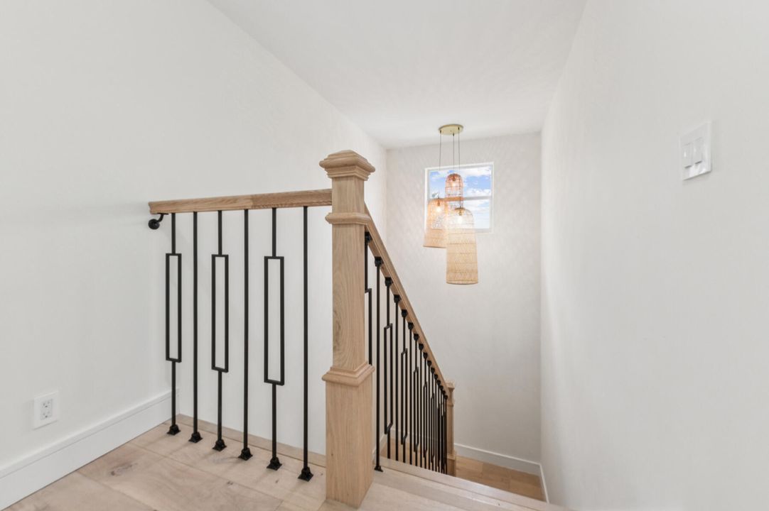 合同活跃: $1,549,000 (5 贝兹, 3 浴室, 2570 平方英尺)