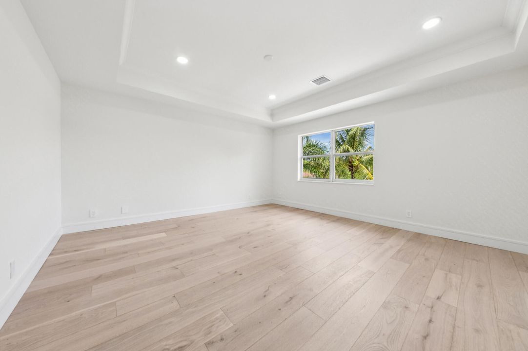 合同活跃: $1,549,000 (5 贝兹, 3 浴室, 2570 平方英尺)