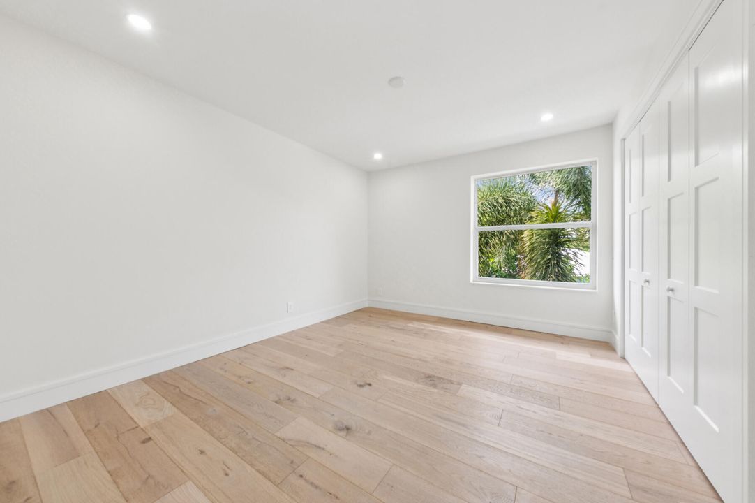 合同活跃: $1,549,000 (5 贝兹, 3 浴室, 2570 平方英尺)