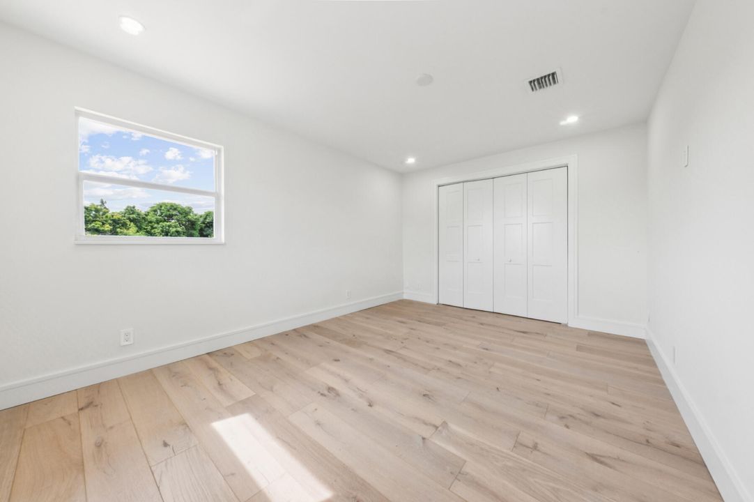 合同活跃: $1,549,000 (5 贝兹, 3 浴室, 2570 平方英尺)