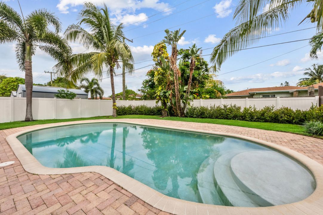 合同活跃: $1,549,000 (5 贝兹, 3 浴室, 2570 平方英尺)