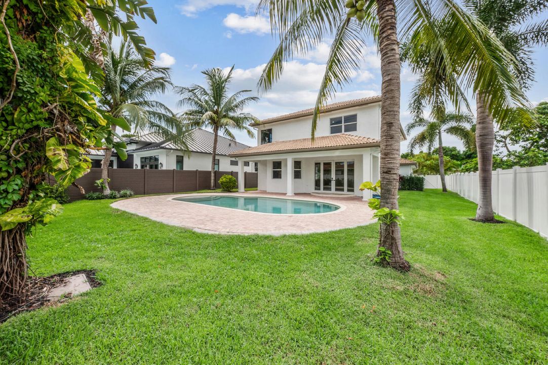 合同活跃: $1,549,000 (5 贝兹, 3 浴室, 2570 平方英尺)