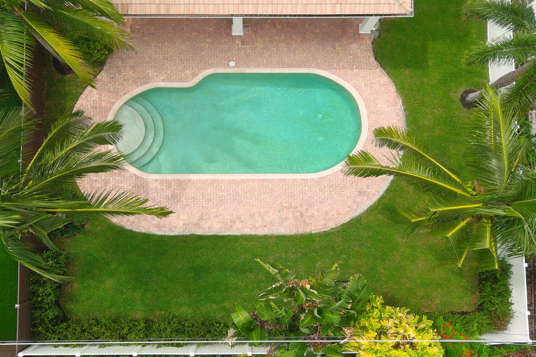 合同活跃: $1,549,000 (5 贝兹, 3 浴室, 2570 平方英尺)