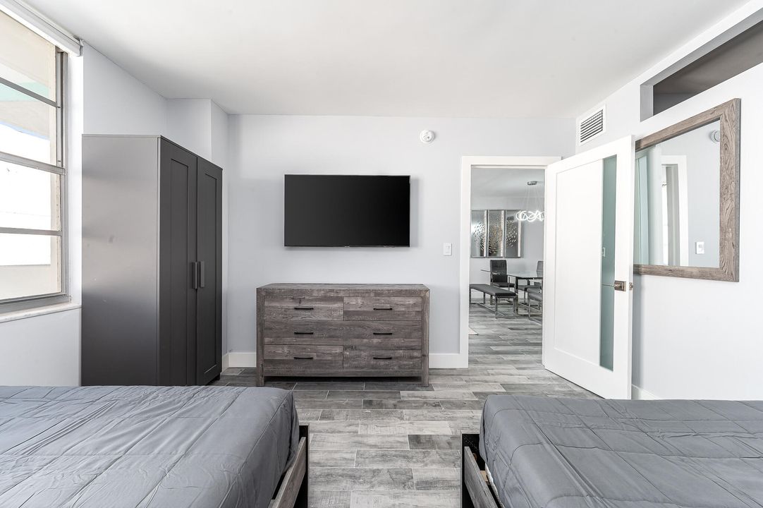 Active With Contract: $430,000 (2 beds, 2 baths, 896 Square Feet)