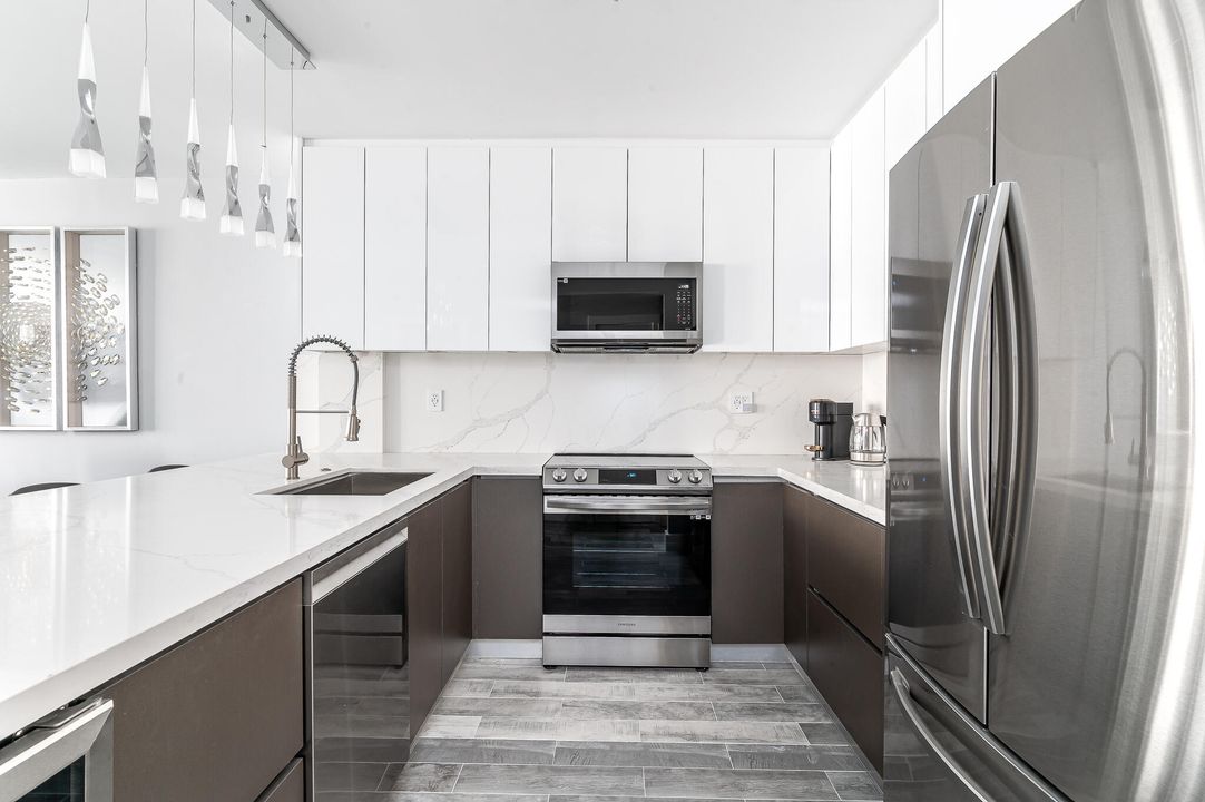 Active With Contract: $430,000 (2 beds, 2 baths, 896 Square Feet)