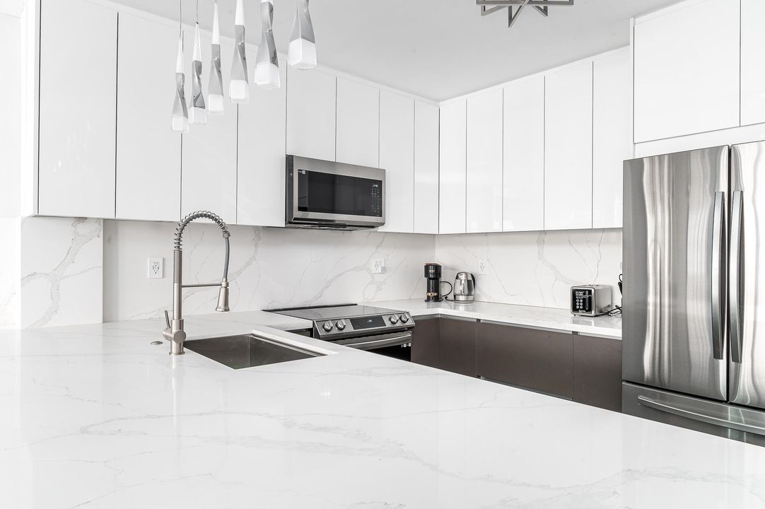 Active With Contract: $430,000 (2 beds, 2 baths, 896 Square Feet)