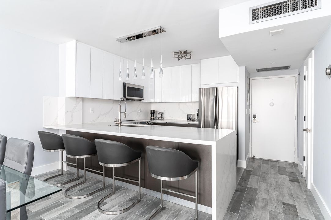 Active With Contract: $430,000 (2 beds, 2 baths, 896 Square Feet)