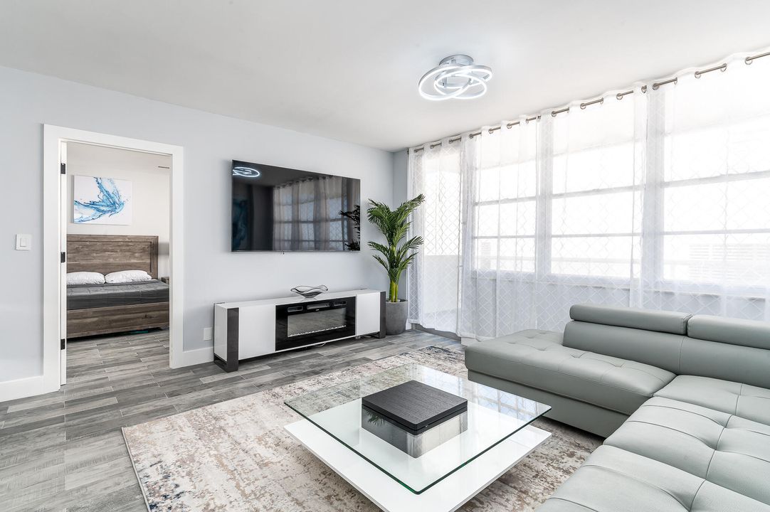 Active With Contract: $430,000 (2 beds, 2 baths, 896 Square Feet)