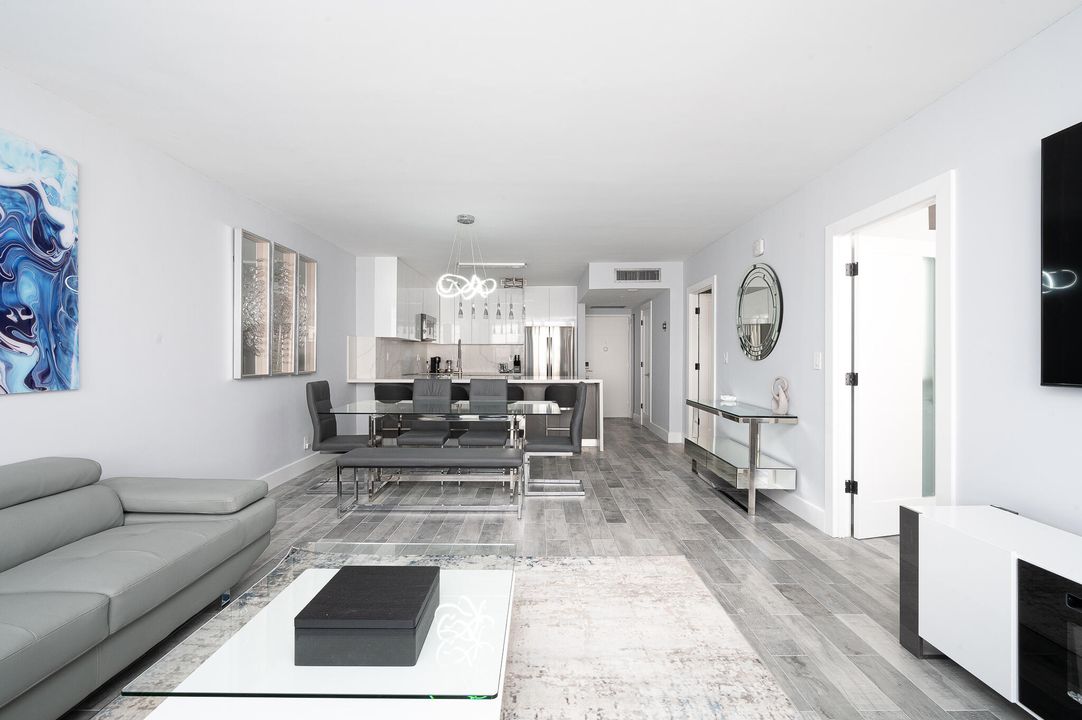 Active With Contract: $430,000 (2 beds, 2 baths, 896 Square Feet)