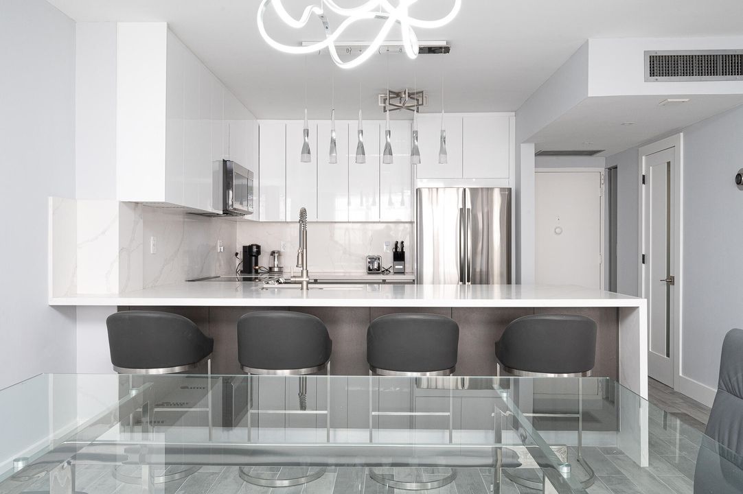 Active With Contract: $430,000 (2 beds, 2 baths, 896 Square Feet)