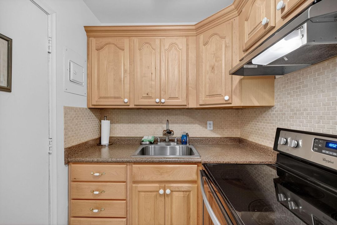 For Sale: $120,000 (1 beds, 1 baths, 650 Square Feet)