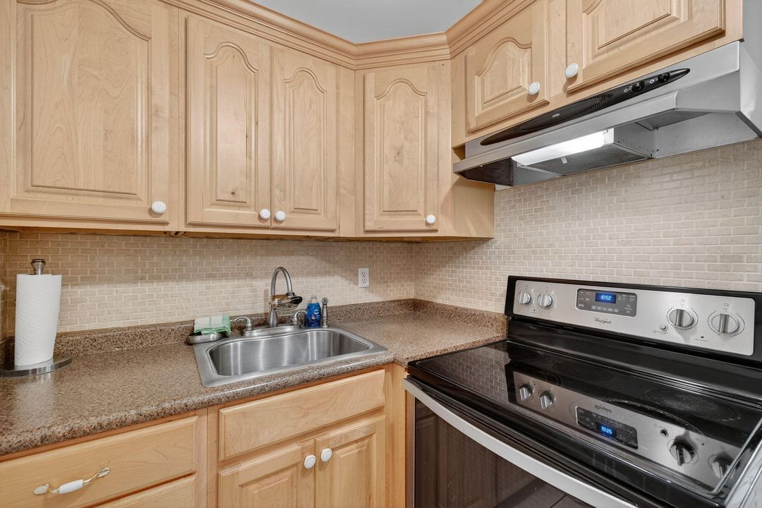 For Sale: $120,000 (1 beds, 1 baths, 650 Square Feet)