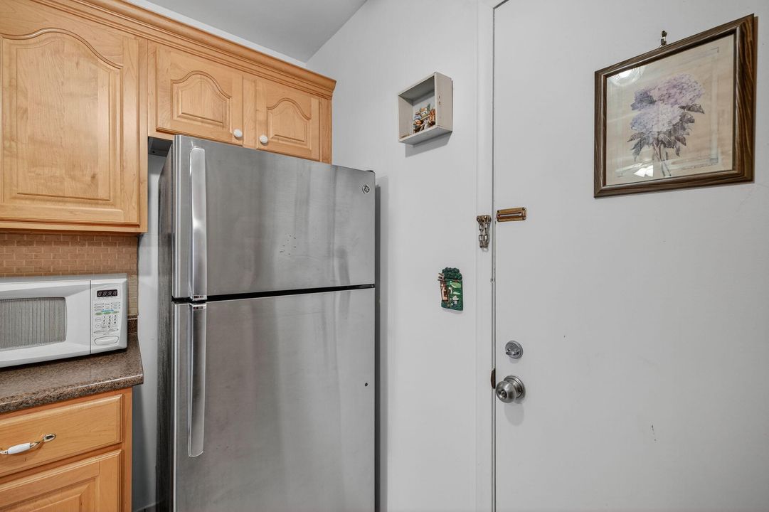 For Sale: $120,000 (1 beds, 1 baths, 650 Square Feet)