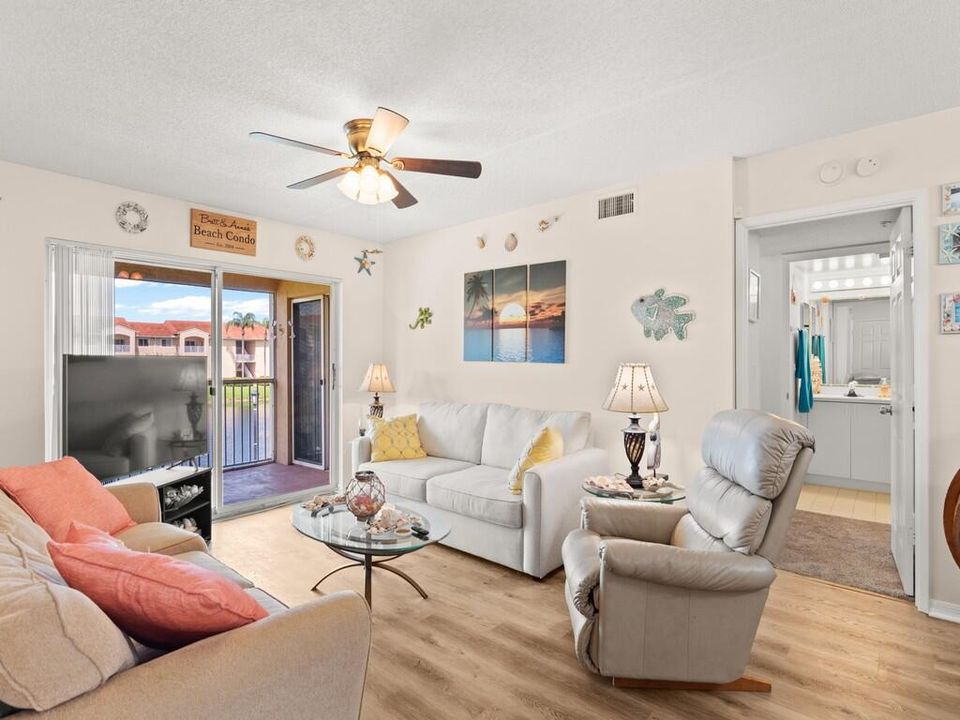 На продажу: $255,000 (2 спален, 2 ванн, 1140 Квадратных фут)