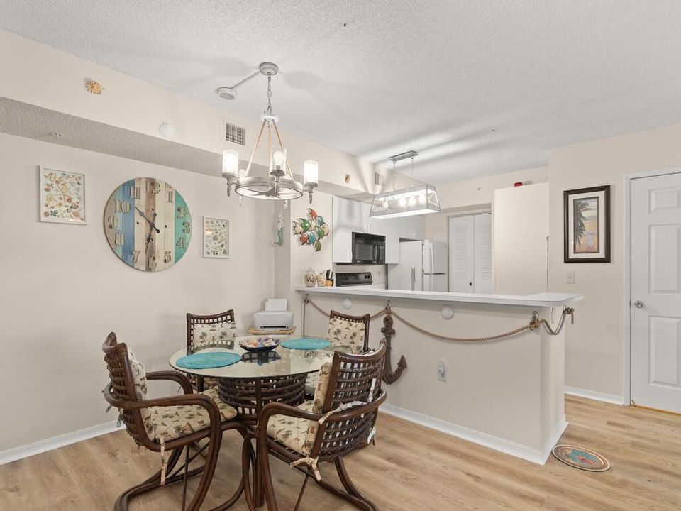 На продажу: $255,000 (2 спален, 2 ванн, 1140 Квадратных фут)