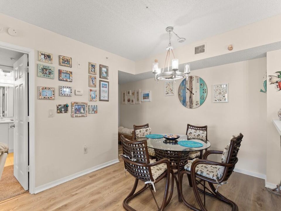 На продажу: $255,000 (2 спален, 2 ванн, 1140 Квадратных фут)