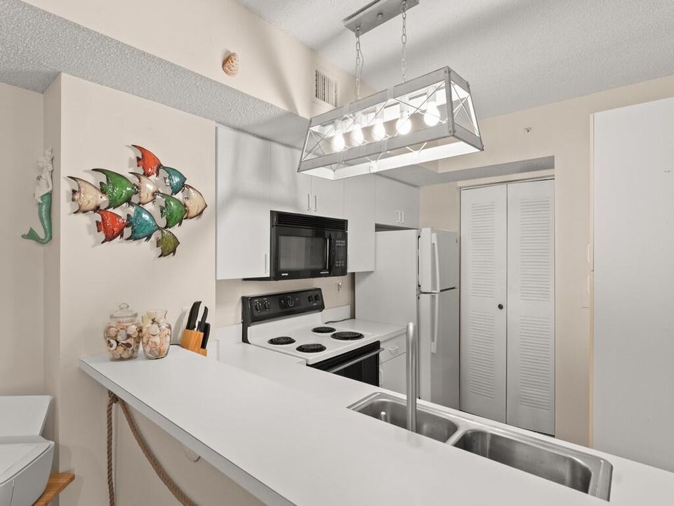 На продажу: $255,000 (2 спален, 2 ванн, 1140 Квадратных фут)