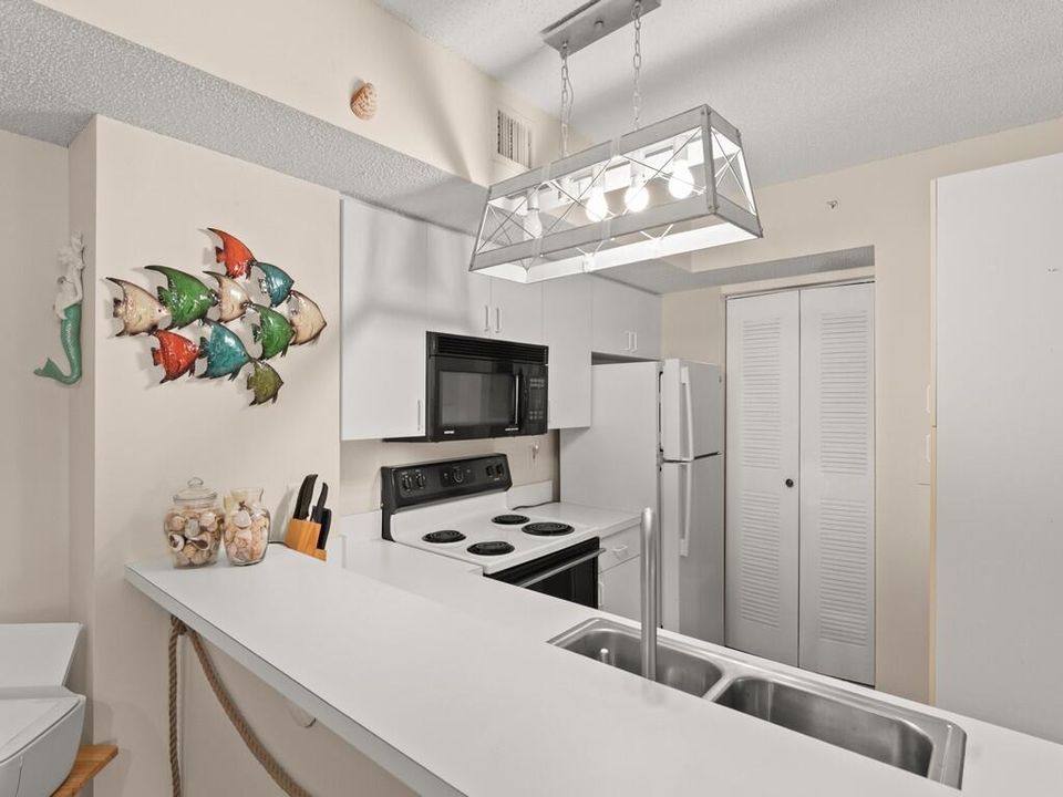 На продажу: $255,000 (2 спален, 2 ванн, 1140 Квадратных фут)