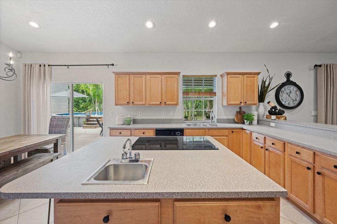 待售: $1,075,000 (5 贝兹, 3 浴室, 2663 平方英尺)