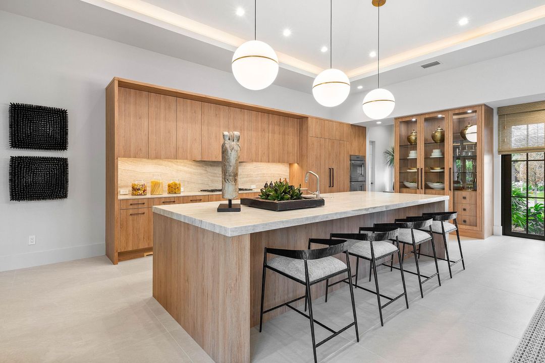 Под контрактом: $4,995,000 (4 спален, 4 ванн, 4131 Квадратных фут)