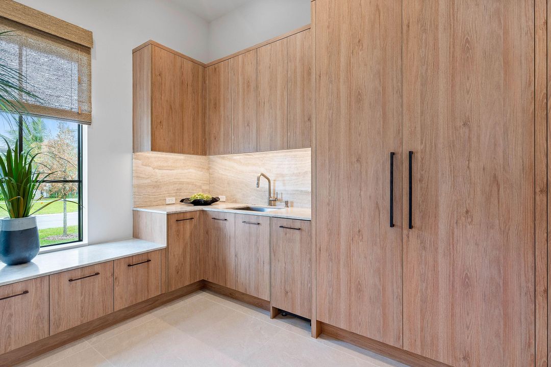 Под контрактом: $4,995,000 (4 спален, 4 ванн, 4131 Квадратных фут)