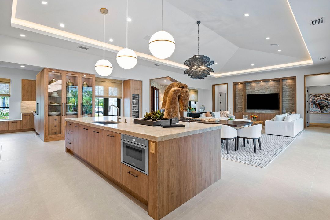 Под контрактом: $4,995,000 (4 спален, 4 ванн, 4131 Квадратных фут)