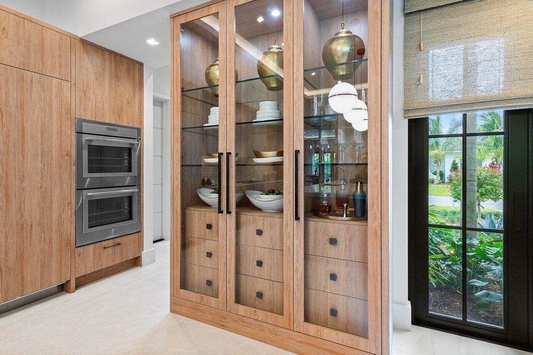 Под контрактом: $4,995,000 (4 спален, 4 ванн, 4131 Квадратных фут)