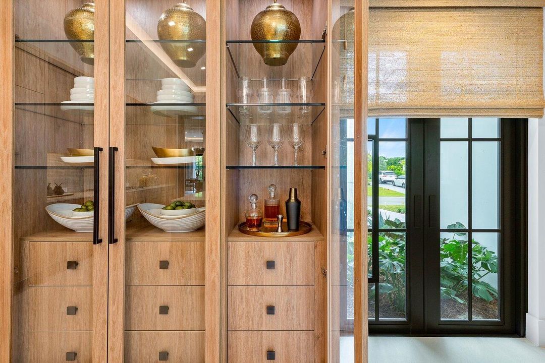 Под контрактом: $4,995,000 (4 спален, 4 ванн, 4131 Квадратных фут)