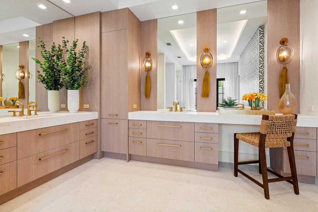 Под контрактом: $4,995,000 (4 спален, 4 ванн, 4131 Квадратных фут)