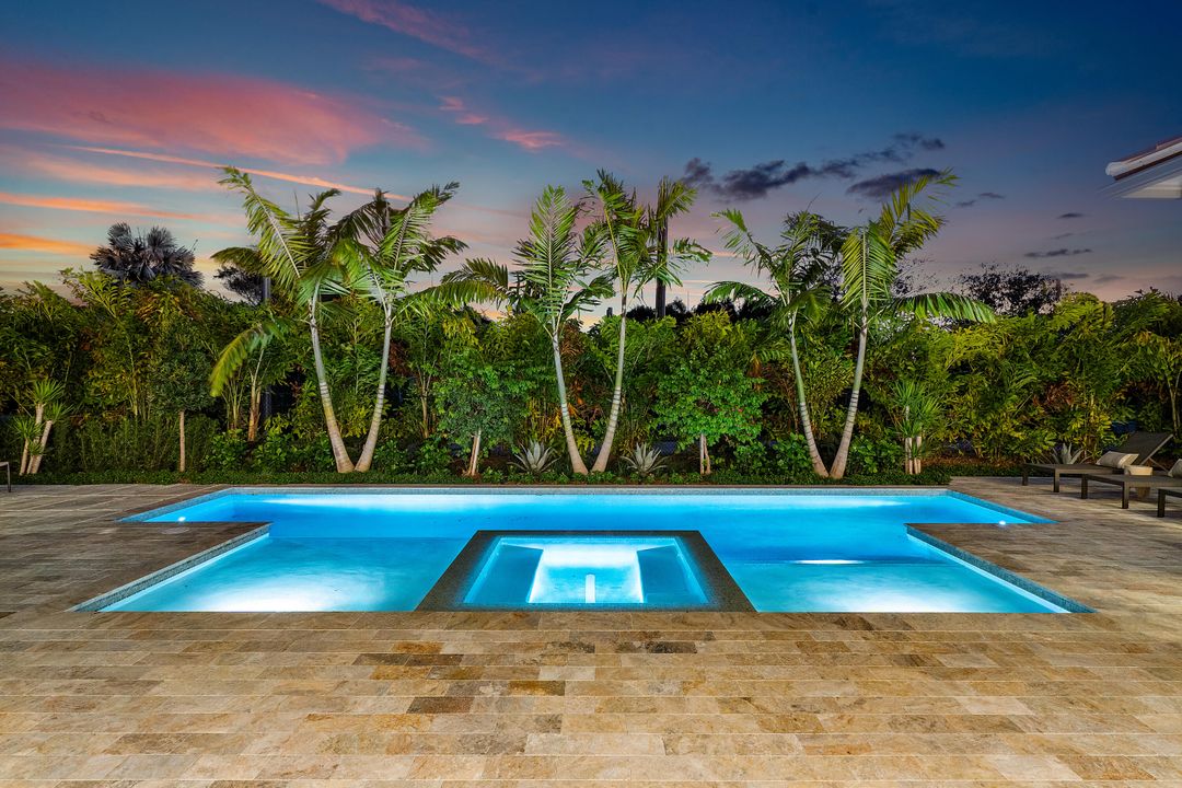 Под контрактом: $4,995,000 (4 спален, 4 ванн, 4131 Квадратных фут)