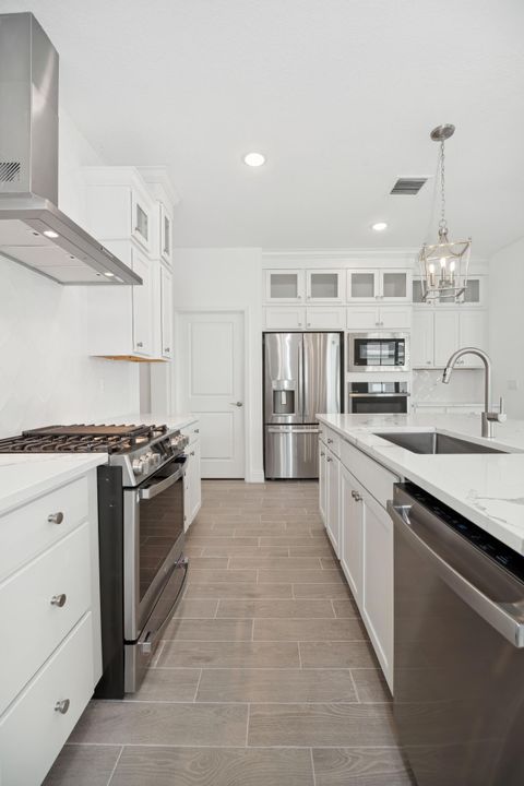 Под контрактом: $395,995 (2 спален, 2 ванн, 1572 Квадратных фут)