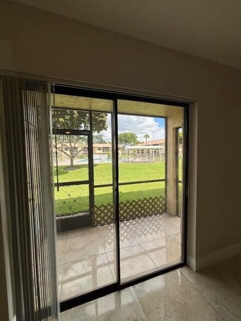 合同活跃: $2,200 (2 贝兹, 2 浴室, 857 平方英尺)