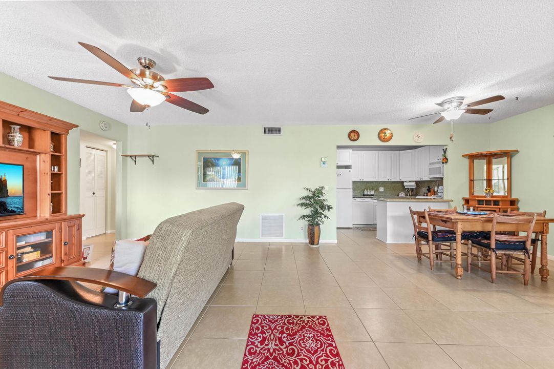 Active With Contract: $160,000 (2 beds, 2 baths, 924 Square Feet)