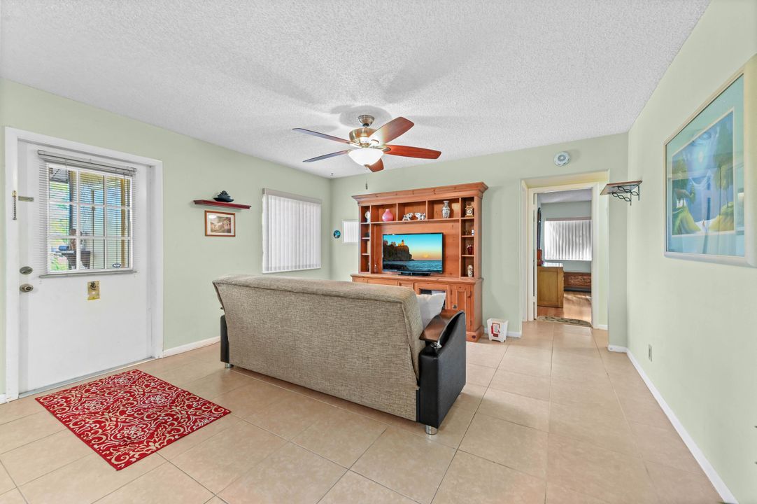 Active With Contract: $160,000 (2 beds, 2 baths, 924 Square Feet)