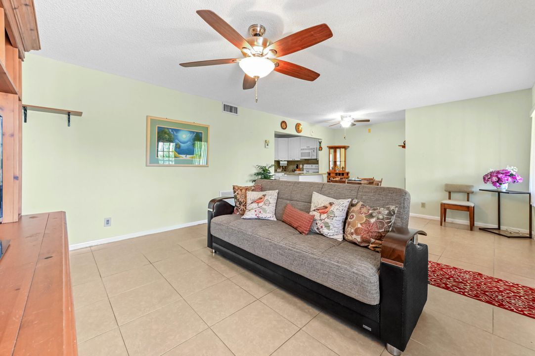 Active With Contract: $160,000 (2 beds, 2 baths, 924 Square Feet)